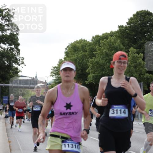 29.06.2025 - hella hamburg halbmarathon Jannik Wohlers http://msf.ph/oto/8256429 29.06.2025 09:57:32 Lombardsbrücke 1094, 1258, 1320, 1321, 1335, 1563, 1870, 2138, 2397, 2448, 2612, 2946, 3058, 3091, 3114, 3251, 5032, 5305, 5672, 5775, 6355, 6356, 6569, 6580, 6585, 6628, 6754, 6776, 7065, 7134, 7478, 7509, 7646, 7952, 7976, 8176, 8973, 9065, 9145, 9163, 9214, 9227, 9835, 10860, 11208, 11310, 11757, 11789, 12155, 12224, 12662, 12961, 13047, 14300, 14638, 14865, 15061, 15125, 15134, 15426, 15496, 15712, 15915, 16008, 16009, 16320, 16563, 16750, 16980, 17530 meine-sportfotos.de
