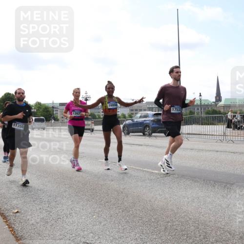 29.06.2025 - hella hamburg halbmarathon Lena Gebhardt http://msf.ph/oto/8256535 29.06.2025 10:10:46 Lombardsbrücke 1166, 1186, 1573, 1781, 4287, 4389, 5182, 5440, 5653, 5990, 5991, 7250, 7370, 7685, 9169, 9681, 9816, 9829, 11180, 11355, 11887, 11904, 11905, 12008, 12426, 12556, 12571, 12629, 12790, 13588, 13594, 13797, 13825, 13901, 14270, 14679, 14822, 15214, 15409, 16166, 16344, 16639, 16808, 17532, 17730, 18949, 19023 meine-sportfotos.de