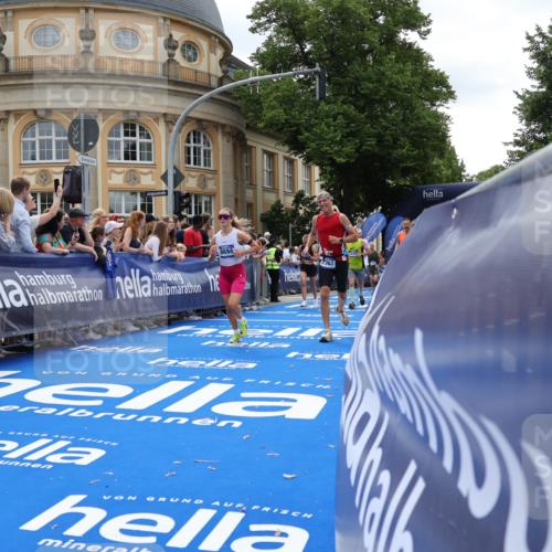 29.06.2025 - hella hamburg halbmarathon Strokosch-Dieckow http://msf.ph/oto/8256592 29.06.2025 10:42:00 Ziel 1441, 5690, 6593, 7363, 8694, 10216, 11417, 12098, 12292, 13196, 15846, 16507, 16677, 17864, 17926, 18920, 19046 meine-sportfotos.de