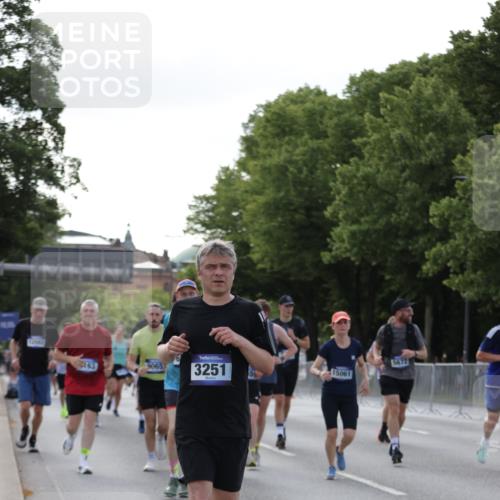 29.06.2025 - hella hamburg halbmarathon Jannik Wohlers http://msf.ph/oto/8256617 29.06.2025 09:57:33 Lombardsbrücke 1094, 1258, 1320, 1321, 1335, 1563, 1870, 2138, 2397, 2448, 2612, 2946, 3058, 3091, 3114, 3251, 5305, 5672, 5775, 6355, 6356, 6569, 6580, 6585, 6628, 6754, 6776, 7065, 7134, 7478, 7509, 7646, 7952, 7976, 8973, 9065, 9145, 9163, 9214, 9227, 9835, 10860, 11208, 11310, 11757, 11789, 12155, 12224, 12662, 12961, 13047, 14300, 14638, 14865, 15061, 15125, 15134, 15426, 15496, 15915, 16008, 16009, 16563, 16750, 16980, 17530 meine-sportfotos.de