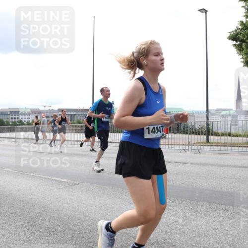 29.06.2025 - hella hamburg halbmarathon Lena Gebhardt http://msf.ph/oto/8256624 29.06.2025 10:34:21 Lombardsbrücke 1025, 1417, 1672, 1705, 1787, 2023, 2265, 2412, 2464, 2482, 2496, 2510, 2511, 2526, 2801, 2933, 3145, 3340, 3345, 3420, 3829, 3848, 4479, 4540, 4807, 4824, 4826, 5561, 5584, 5609, 5691, 6034, 6105, 6171, 6329, 6364, 6571, 6574, 7324, 7329, 7386, 7644, 7733, 8277, 8349, 8705, 8965, 9094, 9164, 9379, 9875, 10071, 10335, 10360, 10564, 10674, 11872, 13957, 16238, 16311, 16390, 16682, 16919, 17230, 18158, 18941 meine-sportfotos.de