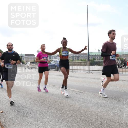29.06.2025 - hella hamburg halbmarathon Lena Gebhardt http://msf.ph/oto/8256690 29.06.2025 10:10:46 Lombardsbrücke 1166, 1186, 1573, 1781, 4287, 4389, 5182, 5440, 5653, 5990, 5991, 7250, 7370, 7685, 9169, 9681, 9816, 9829, 11180, 11355, 11887, 11904, 11905, 12008, 12426, 12556, 12571, 12629, 12790, 13588, 13594, 13797, 13825, 13901, 14270, 14679, 14822, 15214, 15409, 16166, 16344, 16639, 16808, 17532, 17730, 18949, 19023 meine-sportfotos.de