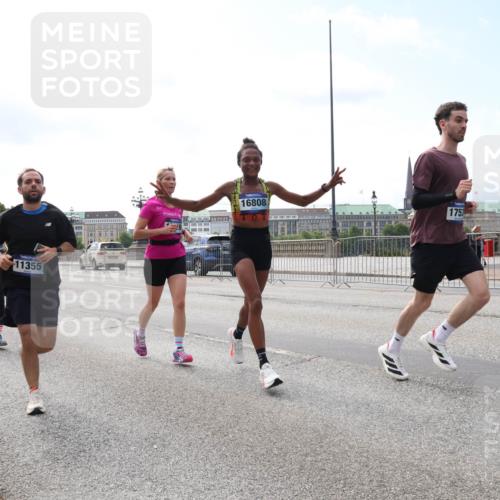 29.06.2025 - hella hamburg halbmarathon Lena Gebhardt http://msf.ph/oto/8256786 29.06.2025 10:10:46 Lombardsbrücke 1166, 1186, 1573, 1781, 4287, 4389, 5182, 5440, 5653, 5990, 5991, 7250, 7370, 7685, 9169, 9681, 9816, 9829, 11180, 11355, 11887, 11904, 11905, 12008, 12426, 12556, 12571, 12629, 12790, 13588, 13594, 13797, 13825, 13901, 14270, 14679, 14822, 15214, 15409, 16166, 16344, 16639, 16808, 17532, 17730, 18949, 19023 meine-sportfotos.de