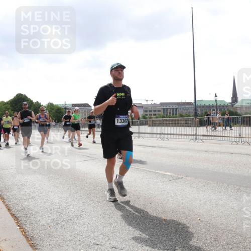29.06.2025 - hella hamburg halbmarathon Lena Gebhardt http://msf.ph/oto/8256813 29.06.2025 10:45:52 Lombardsbrücke 1004, 1033, 1060, 1085, 1100, 1104, 1421, 1426, 1555, 1713, 1854, 1867, 1868, 1983, 2008, 2216, 2217, 2398, 2423, 2522, 2550, 2657, 2664, 2773, 2813, 2917, 2951, 2954, 2965, 2973, 3357, 3377, 4104, 4223, 4224, 4306, 4317, 4388, 4572, 5044, 5635, 5703, 5769, 5770, 5892, 6133, 6150, 6333, 6392, 6623, 6922, 7268, 7283, 7356, 7530, 7541, 7605, 7859, 7894, 8745, 9120, 9121, 9426, 9620, 10030, 10182, 10327, 10329, 10367, 10511, 11358, 11876 meine-sportfotos.de