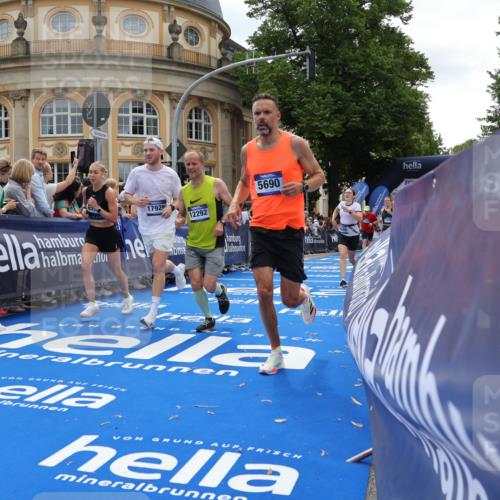 29.06.2025 - hella hamburg halbmarathon Strokosch-Dieckow http://msf.ph/oto/8256832 29.06.2025 10:42:03 Ziel 1441, 5682, 5690, 6593, 7363, 8694, 10216, 11417, 12098, 12292, 13196, 15846, 16677, 17363, 17864, 17926, 18772, 18920, 19046 meine-sportfotos.de