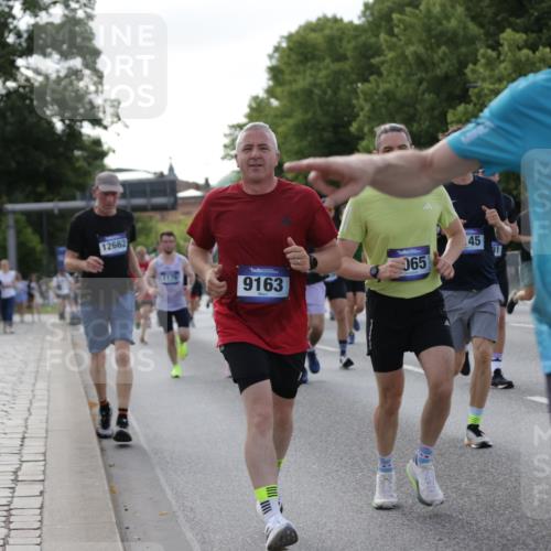 29.06.2025 - hella hamburg halbmarathon Jannik Wohlers http://msf.ph/oto/8257028 29.06.2025 09:57:37 Lombardsbrücke 1179, 1258, 1320, 1321, 1335, 1870, 2070, 2138, 2397, 2417, 2448, 2612, 2636, 2711, 3058, 3091, 3114, 3251, 4814, 5305, 5672, 5775, 6355, 6356, 6569, 6580, 6628, 6754, 6776, 7065, 7409, 7478, 7509, 7646, 7724, 7952, 7976, 8449, 8689, 9065, 9145, 9163, 10860, 11310, 11416, 11757, 11789, 12224, 12662, 12961, 13047, 13691, 14638, 14865, 15061, 15125, 15426, 15915, 16563, 16750, 17530, 17825, 18514, 18811 meine-sportfotos.de