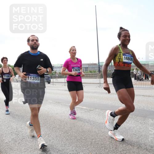29.06.2025 - hella hamburg halbmarathon Lena Gebhardt http://msf.ph/oto/8257065 29.06.2025 10:10:47 Lombardsbrücke 1166, 1186, 1573, 1781, 2868, 4287, 4389, 5182, 5440, 5653, 5990, 5991, 7250, 7370, 7685, 9169, 9681, 9816, 9829, 11180, 11355, 11887, 11904, 11905, 12008, 12426, 12556, 12571, 12629, 12790, 12836, 13588, 13594, 13797, 13825, 13901, 14270, 14679, 14822, 15214, 15409, 16166, 16344, 16639, 16808, 17500, 17532, 17730, 18949, 19023 meine-sportfotos.de