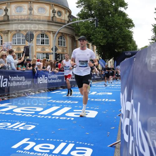 29.06.2025 - hella hamburg halbmarathon Strokosch-Dieckow http://msf.ph/oto/8257125 29.06.2025 10:42:10 Ziel 1441, 1903, 2675, 5682, 7765, 7865, 9365, 10216, 12098, 13709, 14811, 14899, 16626, 16660, 16677, 17182, 17363, 18772, 18802 meine-sportfotos.de