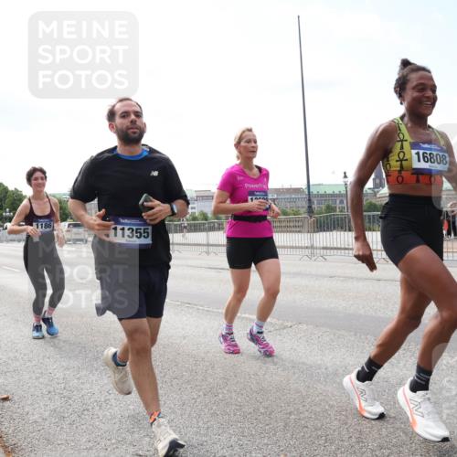 29.06.2025 - hella hamburg halbmarathon Lena Gebhardt http://msf.ph/oto/8257195 29.06.2025 10:10:47 Lombardsbrücke 1166, 1186, 1573, 1781, 2868, 4287, 4389, 5182, 5440, 5653, 5990, 5991, 7250, 7370, 7685, 9169, 9681, 9816, 9829, 11180, 11355, 11887, 11904, 11905, 12008, 12426, 12556, 12571, 12629, 12790, 12836, 13588, 13594, 13797, 13825, 13901, 14270, 14679, 14822, 15214, 15409, 16166, 16344, 16639, 16808, 17500, 17532, 17730, 18949, 19023 meine-sportfotos.de
