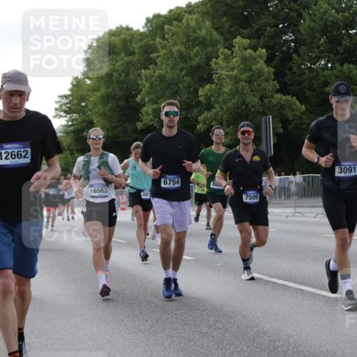 29.06.2025 - hella hamburg halbmarathon Jannik Wohlers http://msf.ph/oto/8257250 29.06.2025 09:57:39 Lombardsbrücke 1034, 1179, 1258, 1320, 1321, 1335, 1870, 2070, 2138, 2397, 2417, 2612, 2636, 2711, 3091, 3114, 3251, 4814, 5672, 5775, 6164, 6569, 6580, 6628, 6754, 6776, 7065, 7409, 7478, 7509, 7646, 7724, 7952, 7976, 8449, 8508, 8689, 9065, 9145, 9163, 10860, 11217, 11310, 11416, 11757, 11789, 12224, 12624, 12662, 12961, 13047, 13691, 14571, 14638, 14865, 15061, 15125, 15426, 15915, 16563, 17321, 17530, 17825, 18514, 18811 meine-sportfotos.de