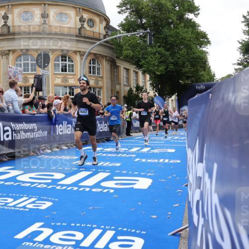 29.06.2025 - hella hamburg halbmarathon Strokosch-Dieckow http://msf.ph/oto/8257269 29.06.2025 10:42:12 Ziel 1312, 1441, 1903, 2675, 5682, 7765, 7865, 9365, 10216, 12098, 13709, 13746, 14811, 14899, 15270, 16626, 16660, 16677, 17182, 17363, 18772, 18802 meine-sportfotos.de