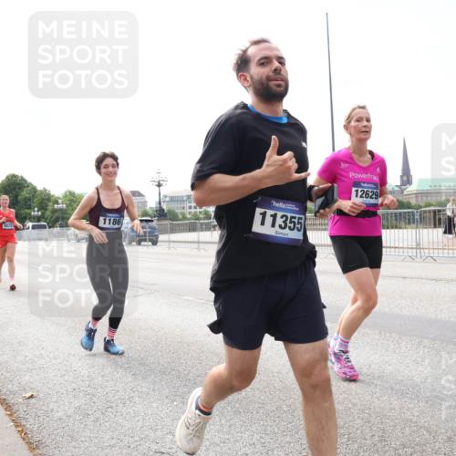 29.06.2025 - hella hamburg halbmarathon Lena Gebhardt http://msf.ph/oto/8257272 29.06.2025 10:10:47 Lombardsbrücke 1166, 1186, 1573, 1781, 2868, 4287, 4389, 5182, 5440, 5653, 5990, 5991, 7250, 7370, 7685, 9169, 9681, 9816, 9829, 11180, 11355, 11887, 11904, 11905, 12008, 12426, 12556, 12571, 12629, 12790, 12836, 13588, 13594, 13797, 13825, 13901, 14270, 14679, 14822, 15214, 15409, 16166, 16344, 16639, 16808, 17500, 17532, 17730, 18949, 19023 meine-sportfotos.de
