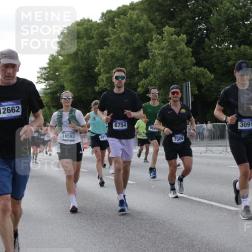 29.06.2025 - hella hamburg halbmarathon Jannik Wohlers http://msf.ph/oto/8257291 29.06.2025 09:57:39 Lombardsbrücke 1034, 1179, 1258, 1320, 1321, 1335, 1870, 2070, 2138, 2397, 2417, 2612, 2636, 2711, 3091, 3114, 3251, 4814, 5672, 5775, 6164, 6569, 6580, 6628, 6754, 6776, 7065, 7409, 7478, 7509, 7646, 7724, 7952, 7976, 8449, 8508, 8689, 9065, 9145, 9163, 10860, 11217, 11310, 11416, 11757, 11789, 12224, 12624, 12662, 12961, 13047, 13691, 14571, 14638, 14865, 15061, 15125, 15426, 15915, 16563, 17321, 17530, 17825, 18514, 18811 meine-sportfotos.de