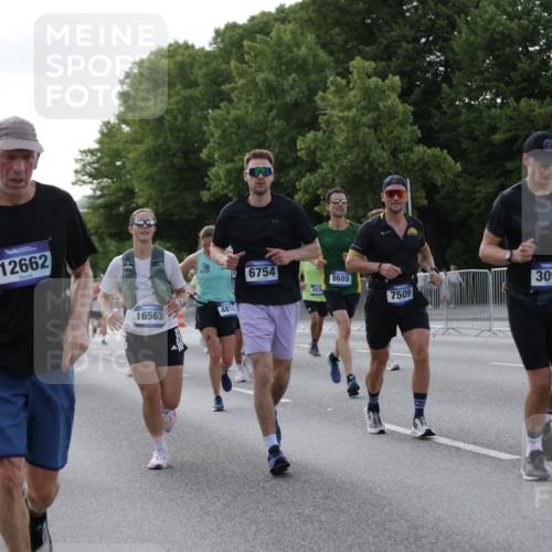 29.06.2025 - hella hamburg halbmarathon Jannik Wohlers http://msf.ph/oto/8257335 29.06.2025 09:57:39 Lombardsbrücke 1034, 1179, 1258, 1320, 1321, 1335, 1870, 2070, 2138, 2397, 2417, 2612, 2636, 2711, 3091, 3114, 3251, 4814, 5672, 5775, 6164, 6569, 6580, 6628, 6754, 6776, 7065, 7409, 7478, 7509, 7646, 7724, 7952, 7976, 8449, 8508, 8689, 9065, 9145, 9163, 10860, 11217, 11310, 11416, 11757, 11789, 12224, 12624, 12662, 12961, 13047, 13691, 14571, 14638, 14865, 15061, 15125, 15426, 15915, 16563, 17321, 17530, 17825, 18514, 18811 meine-sportfotos.de