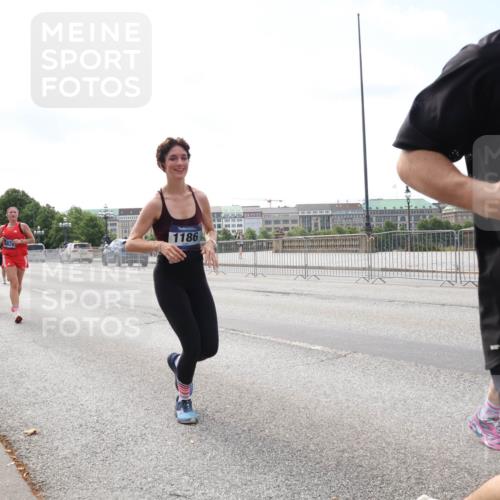 29.06.2025 - hella hamburg halbmarathon Lena Gebhardt http://msf.ph/oto/8257337 29.06.2025 10:10:47 Lombardsbrücke 1166, 1186, 1573, 1781, 2868, 4287, 4389, 5182, 5440, 5653, 5990, 5991, 7250, 7370, 7685, 9169, 9681, 9816, 9829, 11180, 11355, 11887, 11904, 11905, 12008, 12426, 12556, 12571, 12629, 12790, 12836, 13588, 13594, 13797, 13825, 13901, 14270, 14679, 14822, 15214, 15409, 16166, 16344, 16639, 16808, 17500, 17532, 17730, 18949, 19023 meine-sportfotos.de