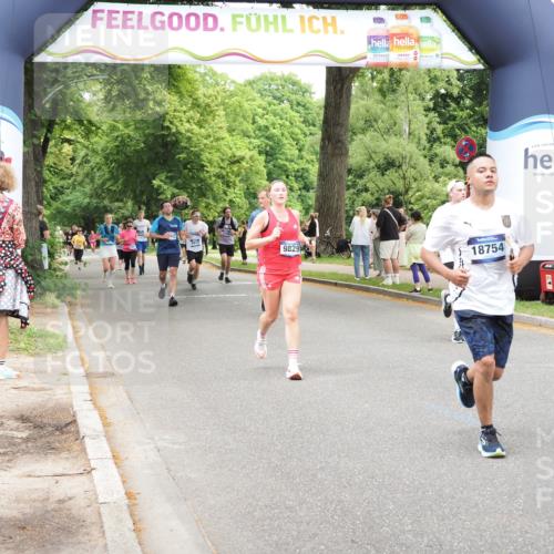 29.06.2025 - hella hamburg halbmarathon MichiJ http://msf.ph/oto/8257385 29.06.2025 10:52:59 Zwischen KM18-KM19 1249, 1355, 6489, 9829, 11917, 17347, 17836, 17866, 18721, 18754 meine-sportfotos.de