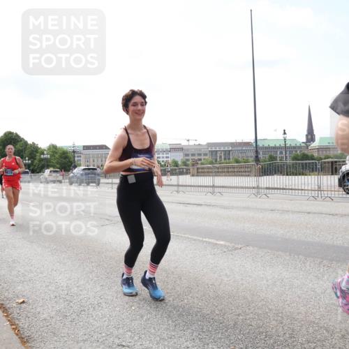 29.06.2025 - hella hamburg halbmarathon Lena Gebhardt http://msf.ph/oto/8257420 29.06.2025 10:10:48 Lombardsbrücke 1166, 1186, 1573, 1781, 2868, 4287, 4389, 5182, 5440, 5653, 5990, 5991, 7250, 7370, 7685, 9169, 9681, 9816, 9829, 11180, 11355, 11887, 11904, 11905, 12008, 12426, 12556, 12571, 12629, 12790, 12836, 13588, 13594, 13797, 13825, 13901, 14022, 14270, 14679, 14822, 15214, 15409, 16166, 16344, 16639, 16808, 17500, 17532, 17730, 18949, 19023 meine-sportfotos.de