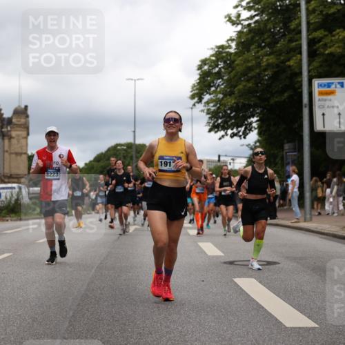 29.06.2025 - hella hamburg halbmarathon Yannick Fuchs http://msf.ph/oto/8257424 29.06.2025 10:48:25 20KM 1327, 1410, 1815, 2432, 3177, 3310, 3861, 3898, 4189, 6082, 6084, 6356, 6581, 6723, 6994, 7129, 8223, 8449, 8698, 8772, 8798, 9012, 9060, 9227, 10191, 10192, 10263, 10266, 11009, 11499, 11789, 12186, 12213, 12362, 12489, 13147, 13297, 13869, 14660, 14818, 15113, 15156, 15169, 15408, 15524, 15879, 16092, 16574, 16623, 16750, 17740, 17765, 18759, 19177 meine-sportfotos.de