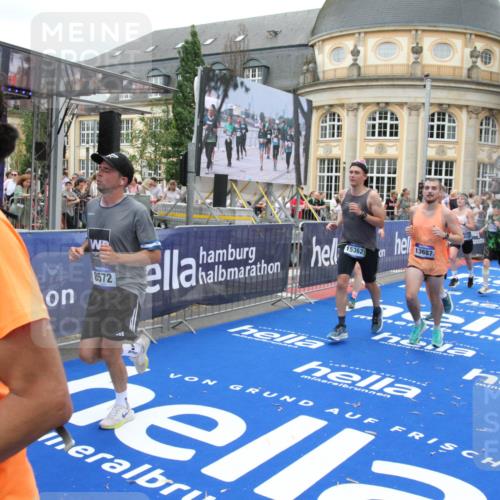 29.06.2025 - hella hamburg halbmarathon Michael Strokosch http://msf.ph/oto/8257464 29.06.2025 10:51:02 Ziel 1630, 2207, 3654, 7369, 8117, 8572, 10215, 11551, 12778, 13008, 13687, 14125, 15362, 15643, 16285, 17221, 18066, 18350 meine-sportfotos.de
