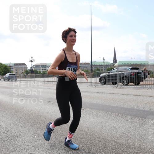 29.06.2025 - hella hamburg halbmarathon Lena Gebhardt http://msf.ph/oto/8257533 29.06.2025 10:10:48 Lombardsbrücke 1166, 1186, 1573, 1781, 2868, 4287, 4389, 5182, 5440, 5653, 5990, 5991, 7250, 7370, 7685, 9169, 9681, 9816, 9829, 11180, 11355, 11887, 11904, 11905, 12008, 12426, 12556, 12571, 12629, 12790, 12836, 13588, 13594, 13797, 13825, 13901, 14022, 14270, 14679, 14822, 15214, 15409, 16166, 16344, 16639, 16808, 17500, 17532, 17730, 18949, 19023 meine-sportfotos.de