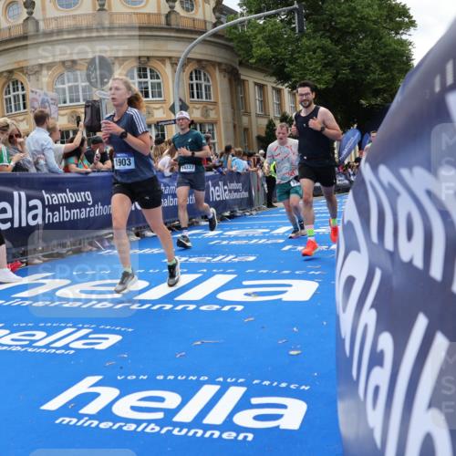 29.06.2025 - hella hamburg halbmarathon Strokosch-Dieckow http://msf.ph/oto/8257586 29.06.2025 10:42:18 Ziel 1256, 1312, 1903, 2233, 2675, 3523, 6639, 6770, 7693, 7765, 7865, 9365, 11907, 13709, 13746, 13807, 14226, 14811, 14899, 15095, 15175, 15270, 15623, 15654, 16281, 16626, 16660, 17182, 18330, 18802 meine-sportfotos.de