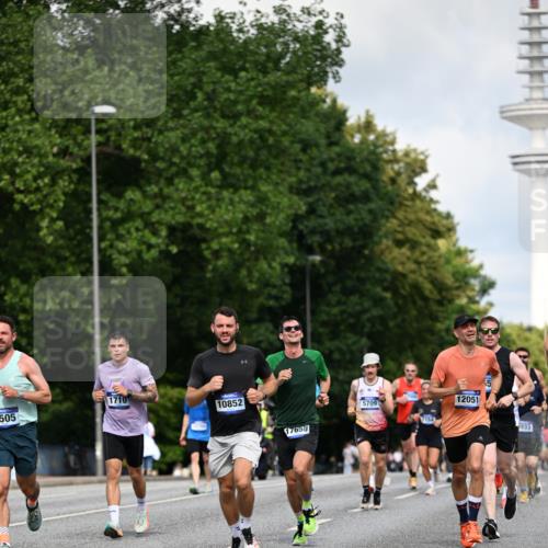 29.06.2025 - hella hamburg halbmarathon Dr. Thomas Lammeyer http://msf.ph/oto/8257619 29.06.2025 09:51:55 Kennedybrücke 1290, 1505, 1710, 2399, 2714, 2767, 3480, 5307, 5554, 5709, 6993, 7152, 7154, 7884, 8571, 8933, 9403, 10404, 10793, 10852 meine-sportfotos.de