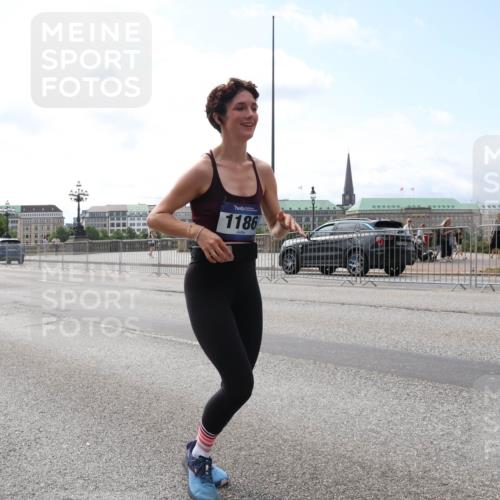 29.06.2025 - hella hamburg halbmarathon Lena Gebhardt http://msf.ph/oto/8257632 29.06.2025 10:10:48 Lombardsbrücke 1166, 1186, 1573, 1781, 2868, 4287, 4389, 5182, 5440, 5653, 5990, 5991, 7250, 7370, 7685, 9169, 9681, 9816, 9829, 11180, 11355, 11887, 11904, 11905, 12008, 12426, 12556, 12571, 12629, 12790, 12836, 13588, 13594, 13797, 13825, 13901, 14022, 14270, 14679, 14822, 15214, 15409, 16166, 16344, 16639, 16808, 17500, 17532, 17730, 18949, 19023 meine-sportfotos.de
