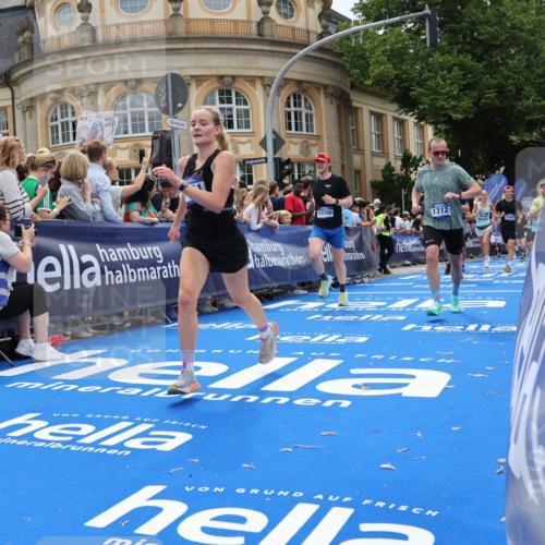 29.06.2025 - hella hamburg halbmarathon Strokosch-Dieckow http://msf.ph/oto/8257638 29.06.2025 10:42:21 Ziel 1256, 1312, 1353, 1800, 1903, 1962, 2233, 2675, 3523, 6639, 6770, 7116, 7448, 7693, 7734, 7865, 11907, 13746, 13807, 14226, 14811, 15095, 15175, 15270, 15623, 15654, 16281, 16660, 17182, 17637, 17733, 17911, 18330 meine-sportfotos.de