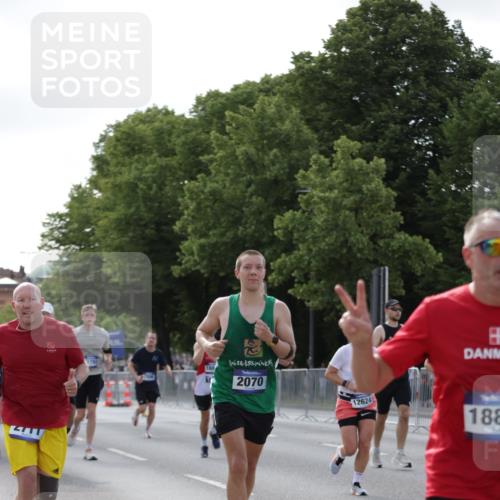29.06.2025 - hella hamburg halbmarathon Jannik Wohlers http://msf.ph/oto/8257708 29.06.2025 09:57:44 Lombardsbrücke 1034, 1179, 1190, 1258, 1335, 2070, 2138, 2397, 2417, 2612, 2636, 2711, 3091, 3251, 4814, 4903, 5093, 5672, 6164, 6580, 6754, 7065, 7409, 7509, 7724, 7896, 8449, 8508, 8689, 9065, 9145, 9163, 11217, 11416, 11607, 11757, 11789, 11791, 12224, 12624, 12662, 13033, 13047, 13691, 14571, 14638, 15061, 15125, 16563, 17176, 17321, 17415, 17530, 17825, 18514, 18810, 18811 meine-sportfotos.de