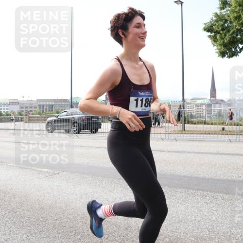 29.06.2025 - hella hamburg halbmarathon Lena Gebhardt http://msf.ph/oto/8257730 29.06.2025 10:10:48 Lombardsbrücke 1166, 1186, 1573, 1781, 2868, 4287, 4389, 5182, 5440, 5653, 5990, 5991, 7250, 7370, 7685, 9169, 9681, 9816, 9829, 11180, 11355, 11887, 11904, 11905, 12008, 12426, 12556, 12571, 12629, 12790, 12836, 13588, 13594, 13797, 13825, 13901, 14022, 14270, 14679, 14822, 15214, 15409, 16166, 16344, 16639, 16808, 17500, 17532, 17730, 18949, 19023 meine-sportfotos.de