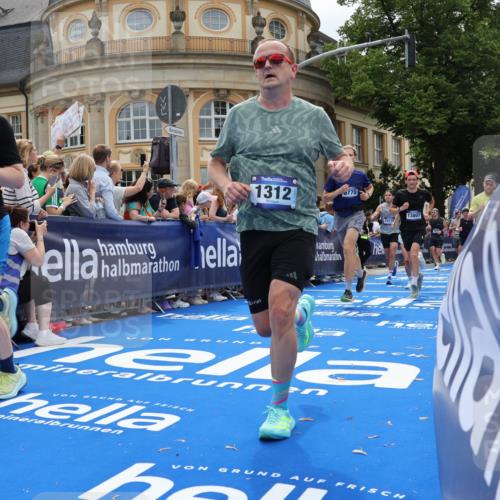 29.06.2025 - hella hamburg halbmarathon Strokosch-Dieckow http://msf.ph/oto/8257732 29.06.2025 10:42:22 Ziel 1209, 1256, 1312, 1353, 1800, 1903, 1962, 2233, 2675, 3523, 6639, 6770, 7116, 7448, 7693, 7734, 7865, 11907, 13446, 13746, 13807, 14226, 14811, 15095, 15175, 15270, 15623, 15654, 16281, 16333, 16660, 17637, 17733, 17911, 18330 meine-sportfotos.de