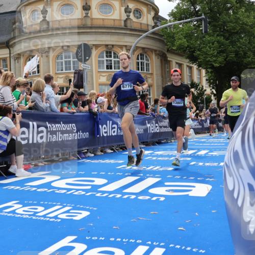 29.06.2025 - hella hamburg halbmarathon Strokosch-Dieckow http://msf.ph/oto/8257769 29.06.2025 10:42:23 Ziel 1209, 1256, 1312, 1353, 1800, 1962, 2233, 2675, 3523, 6639, 6770, 7116, 7448, 7693, 7734, 11907, 13446, 13746, 13807, 14226, 14811, 15095, 15175, 15270, 15623, 15654, 16281, 16295, 16333, 17637, 17733, 17911, 18330, 18680 meine-sportfotos.de