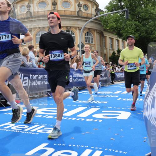 29.06.2025 - hella hamburg halbmarathon Strokosch-Dieckow http://msf.ph/oto/8257811 29.06.2025 10:42:24 Ziel 1209, 1256, 1312, 1353, 1800, 1962, 2233, 2675, 3523, 6639, 6770, 7116, 7448, 7693, 7734, 11907, 13446, 13746, 13807, 14226, 15095, 15175, 15270, 15623, 15654, 16281, 16295, 16333, 17016, 17637, 17733, 17911, 18330, 18680 meine-sportfotos.de