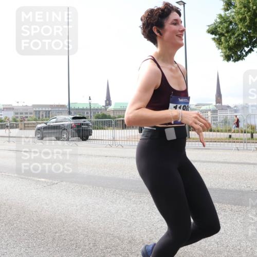 29.06.2025 - hella hamburg halbmarathon Lena Gebhardt http://msf.ph/oto/8257829 29.06.2025 10:10:48 Lombardsbrücke 1166, 1186, 1573, 1781, 2868, 4287, 4389, 5182, 5440, 5653, 5990, 5991, 7250, 7370, 7685, 9169, 9681, 9816, 9829, 11180, 11355, 11887, 11904, 11905, 12008, 12426, 12556, 12571, 12629, 12790, 12836, 13588, 13594, 13797, 13825, 13901, 14022, 14270, 14679, 14822, 15214, 15409, 16166, 16344, 16639, 16808, 17500, 17532, 17730, 18949, 19023 meine-sportfotos.de