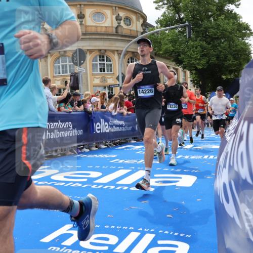29.06.2025 - hella hamburg halbmarathon Strokosch-Dieckow http://msf.ph/oto/8257912 29.06.2025 10:42:26 Ziel 1209, 1256, 1312, 1353, 1735, 1800, 1962, 2233, 3523, 6639, 6770, 7116, 7448, 7508, 7693, 7734, 11907, 13446, 13807, 14226, 15095, 15175, 15623, 15654, 16281, 16295, 16333, 17016, 17637, 17733, 17911, 18330, 18680 meine-sportfotos.de