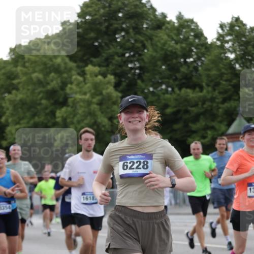 29.06.2025 - hella hamburg halbmarathon Jannik Wohlers http://msf.ph/oto/8257962 29.06.2025 10:32:08 Lombardsbrücke 1199, 1640, 3365, 3653, 3660, 3670, 4857, 5783, 5871, 5941, 6228, 6312, 6315, 7308, 7309, 7468, 7531, 7633, 7702, 7749, 7750, 8127, 8303, 8625, 8840, 8914, 8993, 9010, 9188, 9706, 9765, 10002, 10013, 10048, 10203, 10277, 10354, 10470, 10624, 10770, 10828, 11205, 11225, 11248, 11362, 11972, 12443, 12470, 12864, 13335, 13423, 14159, 14301, 14788, 14888, 15071, 15086, 15088, 15147, 15364, 15569, 15847, 15997, 16187, 16898, 16999, 17167, 18069, 18706 meine-sportfotos.de