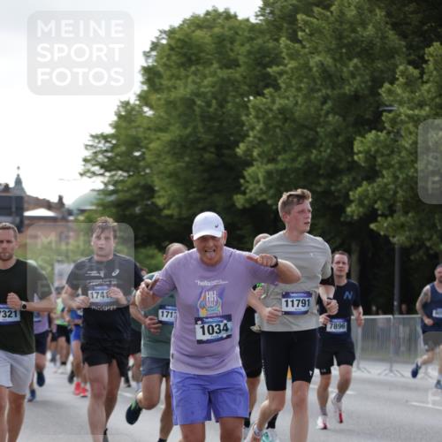 29.06.2025 - hella hamburg halbmarathon Jannik Wohlers http://msf.ph/oto/8258018 29.06.2025 09:57:47 Lombardsbrücke 1034, 1179, 1190, 1258, 1335, 1815, 2034, 2070, 2138, 2417, 2636, 2711, 3091, 4814, 4903, 5093, 5672, 6164, 6272, 6580, 6754, 6897, 7065, 7409, 7509, 7724, 7856, 7896, 8154, 8449, 8508, 8590, 8689, 9012, 9057, 9065, 9145, 9163, 9562, 9656, 11217, 11416, 11607, 11757, 11789, 11791, 12624, 12662, 13033, 13691, 14571, 15061, 16213, 16563, 17176, 17321, 17415, 17825, 18514, 18810, 18811 meine-sportfotos.de