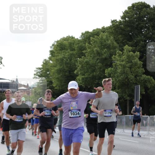 29.06.2025 - hella hamburg halbmarathon Jannik Wohlers http://msf.ph/oto/8258048 29.06.2025 09:57:47 Lombardsbrücke 1034, 1179, 1190, 1258, 1335, 1815, 2034, 2070, 2138, 2417, 2636, 2711, 3091, 4814, 4903, 5093, 5672, 6164, 6272, 6580, 6754, 6897, 7065, 7409, 7509, 7724, 7856, 7896, 8154, 8449, 8508, 8590, 8689, 9012, 9057, 9065, 9145, 9163, 9562, 9656, 11217, 11416, 11607, 11757, 11789, 11791, 12624, 12662, 13033, 13691, 14571, 15061, 16213, 16563, 17176, 17321, 17415, 17825, 18514, 18810, 18811 meine-sportfotos.de