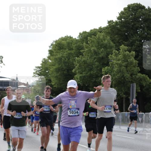 29.06.2025 - hella hamburg halbmarathon Jannik Wohlers http://msf.ph/oto/8258084 29.06.2025 09:57:47 Lombardsbrücke 1034, 1179, 1190, 1258, 1335, 1815, 2034, 2070, 2138, 2417, 2636, 2711, 3091, 4814, 4903, 5093, 5672, 6164, 6272, 6580, 6754, 6897, 7065, 7409, 7509, 7724, 7856, 7896, 8154, 8449, 8508, 8590, 8689, 9012, 9057, 9065, 9145, 9163, 9562, 9656, 11217, 11416, 11607, 11757, 11789, 11791, 12624, 12662, 13033, 13691, 14571, 15061, 16213, 16563, 17176, 17321, 17415, 17825, 18514, 18810, 18811 meine-sportfotos.de