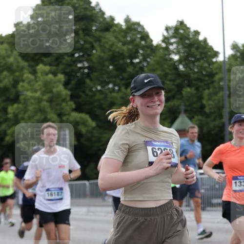 29.06.2025 - hella hamburg halbmarathon Jannik Wohlers http://msf.ph/oto/8258114 29.06.2025 10:32:08 Lombardsbrücke 1199, 1640, 3365, 3653, 3660, 3670, 4857, 5783, 5871, 5941, 6228, 6312, 6315, 7308, 7309, 7468, 7531, 7633, 7702, 7749, 7750, 8127, 8303, 8625, 8840, 8914, 8993, 9010, 9188, 9706, 9765, 10002, 10013, 10048, 10203, 10277, 10354, 10470, 10624, 10770, 10828, 11205, 11225, 11248, 11362, 11972, 12443, 12470, 12864, 13335, 13423, 14159, 14301, 14788, 14888, 15071, 15086, 15088, 15147, 15364, 15569, 15847, 15997, 16187, 16898, 16999, 17167, 18069, 18706 meine-sportfotos.de