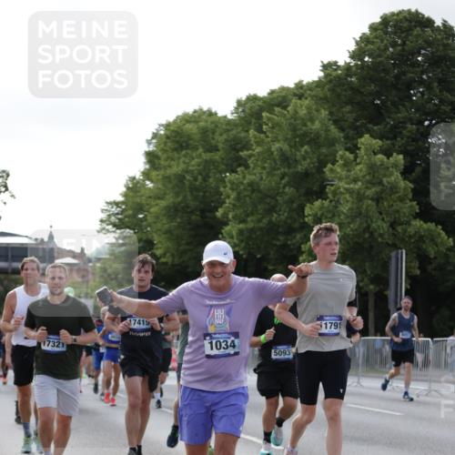 29.06.2025 - hella hamburg halbmarathon Jannik Wohlers http://msf.ph/oto/8258118 29.06.2025 09:57:47 Lombardsbrücke 1034, 1179, 1190, 1258, 1335, 1815, 2034, 2070, 2138, 2417, 2636, 2711, 3091, 4814, 4903, 5093, 5672, 6164, 6272, 6580, 6754, 6897, 7065, 7409, 7509, 7724, 7856, 7896, 8154, 8449, 8508, 8590, 8689, 9012, 9057, 9065, 9145, 9163, 9562, 9656, 11217, 11416, 11607, 11757, 11789, 11791, 12624, 12662, 13033, 13691, 14571, 15061, 16213, 16563, 17176, 17321, 17415, 17825, 18514, 18810, 18811 meine-sportfotos.de