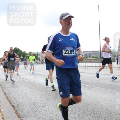 29.06.2025 - hella hamburg halbmarathon Lena Gebhardt http://msf.ph/oto/8258153 29.06.2025 10:34:24 Lombardsbrücke 1025, 1417, 1672, 1705, 1787, 2023, 2265, 2412, 2464, 2482, 2496, 2510, 2511, 2526, 2801, 2933, 3145, 3420, 3829, 3848, 4540, 4807, 4824, 4826, 5453, 5561, 5584, 5609, 6034, 6105, 6171, 6329, 6364, 6571, 6574, 6843, 7324, 7329, 7386, 7644, 7733, 8277, 8349, 8705, 8965, 9164, 9379, 9448, 9514, 10335, 10360, 10564, 10674, 11872, 12164, 13957, 15477, 16238, 16311, 16390, 16682, 16919, 17230, 18158, 18941 meine-sportfotos.de