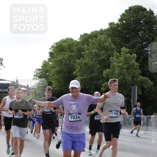 29.06.2025 - hella hamburg halbmarathon Jannik Wohlers http://msf.ph/oto/8258155 29.06.2025 09:57:47 Lombardsbrücke 1034, 1179, 1190, 1258, 1335, 1815, 2034, 2070, 2138, 2417, 2636, 2711, 3091, 4814, 4903, 5093, 5672, 6164, 6272, 6580, 6754, 6897, 7065, 7409, 7509, 7724, 7856, 7896, 8154, 8449, 8508, 8590, 8689, 9012, 9057, 9065, 9145, 9163, 9562, 9656, 11217, 11416, 11607, 11757, 11789, 11791, 12624, 12662, 13033, 13691, 14571, 15061, 16213, 16563, 17176, 17321, 17415, 17825, 18514, 18810, 18811 meine-sportfotos.de