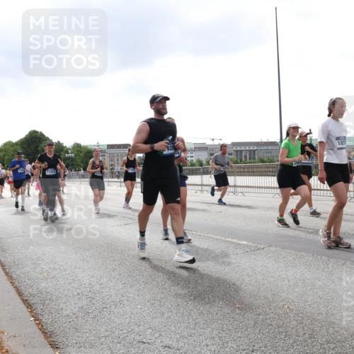 29.06.2025 - hella hamburg halbmarathon Lena Gebhardt http://msf.ph/oto/8258201 29.06.2025 10:45:55 Lombardsbrücke 1004, 1033, 1060, 1085, 1100, 1104, 1421, 1426, 1532, 1555, 1713, 1854, 1867, 1868, 1983, 2008, 2216, 2217, 2398, 2423, 2522, 2550, 2657, 2664, 2773, 2813, 2917, 2951, 2954, 2965, 2973, 3410, 4104, 4223, 4224, 4317, 4388, 4572, 5044, 5635, 5703, 5769, 5770, 5892, 6133, 6333, 6392, 6623, 7268, 7283, 7356, 7541, 7605, 7859, 7894, 8745, 9120, 9121, 9426, 9445, 9620, 10030, 10327, 10329, 10367, 10511, 11358, 11876, 11910 meine-sportfotos.de