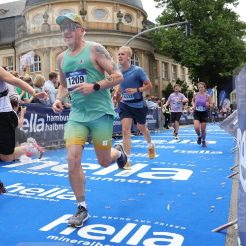 29.06.2025 - hella hamburg halbmarathon Strokosch-Dieckow http://msf.ph/oto/8258206 29.06.2025 10:42:32 Ziel 1209, 1353, 1700, 1735, 1800, 1962, 2233, 4235, 7116, 7448, 7508, 7734, 13446, 13483, 15623, 16295, 16333, 17000, 17016, 17637, 17733, 17911, 18275, 18632, 18680 meine-sportfotos.de