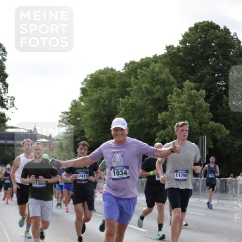 29.06.2025 - hella hamburg halbmarathon Jannik Wohlers http://msf.ph/oto/8258262 29.06.2025 09:57:48 Lombardsbrücke 1034, 1179, 1190, 1258, 1335, 1815, 2034, 2070, 2138, 2417, 2636, 2711, 3091, 4814, 4903, 5093, 5672, 6164, 6272, 6754, 6897, 7065, 7409, 7509, 7724, 7856, 7896, 8154, 8449, 8508, 8590, 8689, 9012, 9057, 9065, 9145, 9163, 9562, 9656, 10084, 11217, 11416, 11607, 11757, 11789, 11791, 12624, 12662, 13033, 13691, 14571, 14678, 15061, 16213, 16563, 17176, 17321, 17415, 17825, 18514, 18799, 18810, 18811 meine-sportfotos.de