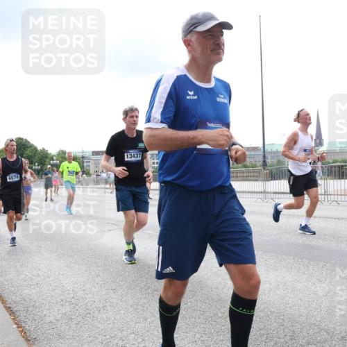 29.06.2025 - hella hamburg halbmarathon Lena Gebhardt http://msf.ph/oto/8258279 29.06.2025 10:34:24 Lombardsbrücke 1025, 1417, 1672, 1705, 1787, 2023, 2265, 2412, 2464, 2482, 2496, 2510, 2511, 2526, 2801, 2933, 3145, 3420, 3829, 3848, 4540, 4807, 4824, 4826, 5453, 5561, 5584, 5609, 6034, 6105, 6171, 6329, 6364, 6571, 6574, 6843, 7324, 7329, 7386, 7644, 7733, 8277, 8349, 8705, 8965, 9164, 9379, 9448, 9514, 10335, 10360, 10564, 10674, 11872, 12164, 13957, 15477, 16238, 16311, 16390, 16682, 16919, 17230, 18158, 18941 meine-sportfotos.de