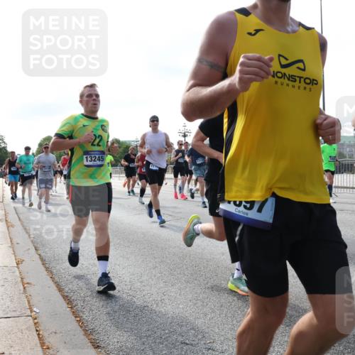 29.06.2025 - hella hamburg halbmarathon Lena Gebhardt http://msf.ph/oto/8258290 29.06.2025 09:56:58 Lombardsbrücke 1327, 1381, 1442, 1460, 1496, 1537, 1628, 1657, 1783, 1833, 1877, 2013, 2025, 2058, 2074, 2082, 2111, 2208, 2340, 2378, 2396, 2771, 2814, 2839, 2869, 2878, 2996, 3093, 3310, 3575, 3652, 3791, 4065, 4377, 4404, 4635, 4711, 4726, 4770, 4833, 4897, 5008, 5169, 5194, 5319, 5744, 5839, 6033, 6286, 6377, 6561, 6562, 6631, 7176, 7177, 7259, 7383, 7475, 7918, 8112, 8261, 8313, 8361, 8572, 8587, 8618, 8651, 8661, 8710, 8813, 8863, 8921, 8930, 9060, 9082, 9497, 9597, 9638 meine-sportfotos.de