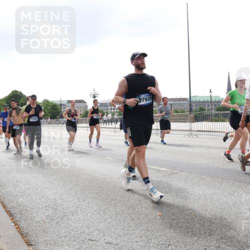 29.06.2025 - hella hamburg halbmarathon Lena Gebhardt http://msf.ph/oto/8258323 29.06.2025 10:45:56 Lombardsbrücke 1004, 1033, 1060, 1085, 1100, 1104, 1421, 1426, 1532, 1555, 1713, 1854, 1867, 1868, 1983, 2008, 2398, 2423, 2522, 2550, 2657, 2664, 2773, 2813, 2917, 2951, 2954, 2965, 2973, 3410, 4104, 4223, 4224, 4317, 4388, 4572, 5044, 5635, 5703, 5769, 5770, 5892, 6133, 6333, 6392, 6623, 7268, 7283, 7356, 7605, 7859, 7894, 7983, 8745, 9120, 9121, 9426, 9445, 10030, 10327, 10329, 10367, 10511, 11358, 11876, 11910 meine-sportfotos.de