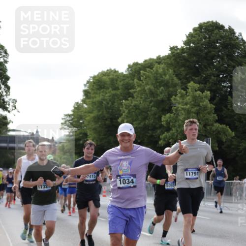 29.06.2025 - hella hamburg halbmarathon Jannik Wohlers http://msf.ph/oto/8258344 29.06.2025 09:57:48 Lombardsbrücke 1034, 1179, 1190, 1258, 1335, 1815, 2034, 2070, 2138, 2417, 2636, 2711, 3091, 4814, 4903, 5093, 5672, 6164, 6272, 6754, 6897, 7065, 7409, 7509, 7724, 7856, 7896, 8154, 8449, 8508, 8590, 8689, 9012, 9057, 9065, 9145, 9163, 9562, 9656, 10084, 11217, 11416, 11607, 11757, 11789, 11791, 12624, 12662, 13033, 13691, 14571, 14678, 15061, 16213, 16563, 17176, 17321, 17415, 17825, 18514, 18799, 18810, 18811 meine-sportfotos.de